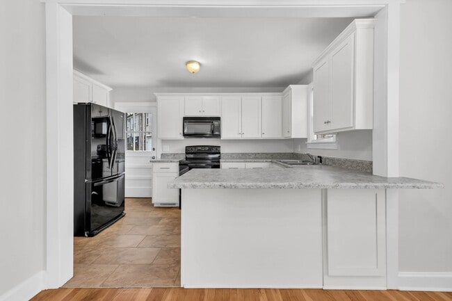 Building Photo - Conveniently Located off Memorial Dr! Lovely 2 Bed 1 Bath Home!