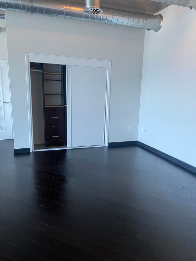 Building Photo - Unfurnished Downtown Hi-Rise Loft near the...