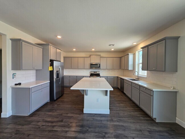 Building Photo - Newer 5 Bedroom 4.5 Bathroom in SE Visalia!! Coming soon!!