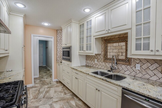 Building Photo - Pet Friendly Near i24!