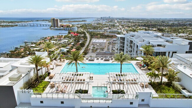 Building Photo - 220 Lake Shore Dr