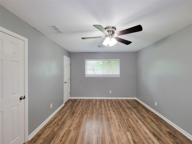Building Photo - 5846 Ettrick Dr