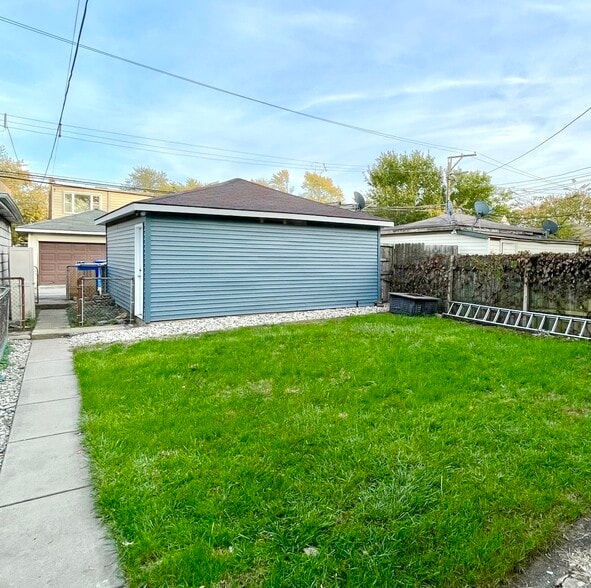 Building Photo - 3431 N Lowell Ave