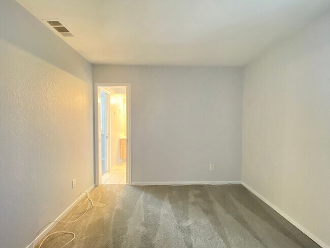 Building Photo - FANTASTIC SINGLE-FAMILY HOUSE WITH 4 BEDROOMS