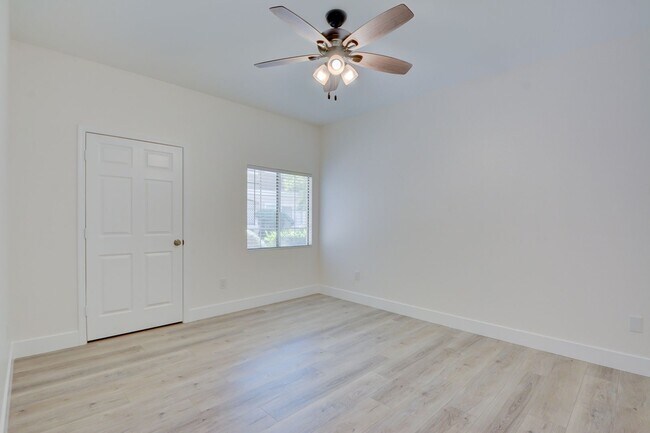 Building Photo - Horizon Hills Condominiums
