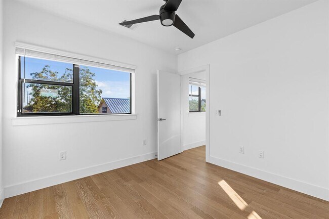 Building Photo - 1128 Chicon St