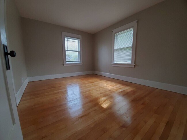 Building Photo - Immaculate 4 Bedroom Single Family with Central AC and Detached Garage, parking lane, and Large B...
