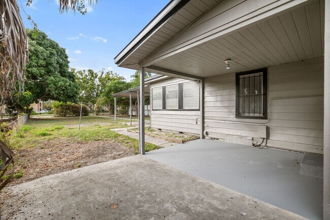 Building Photo - $25 Drive by & Apply for Beds 2 Bath House...