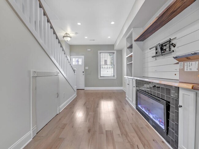 Building Photo - 639 20th St NE