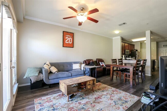 Building Photo - 910 W 25th St