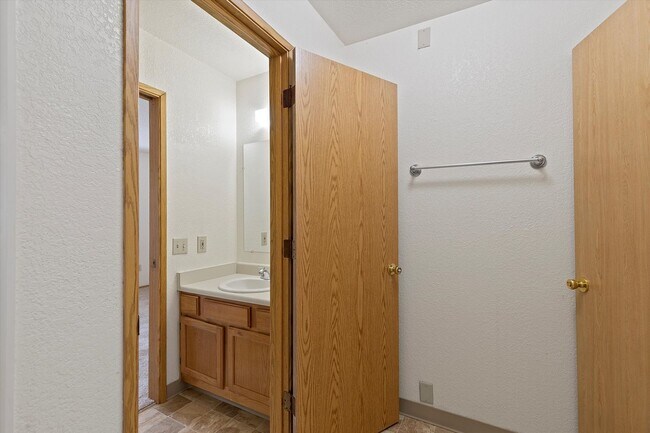 Building Photo - 2 Bedroom Townhouse