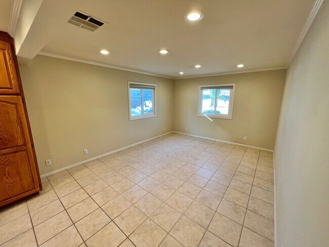 Building Photo - Peninsula Living just steps to the Beach