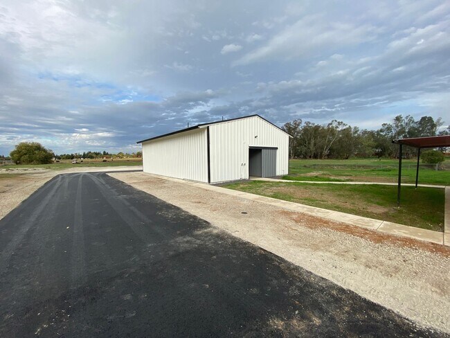 Building Photo - Fully Renovated Home on 5 Acres