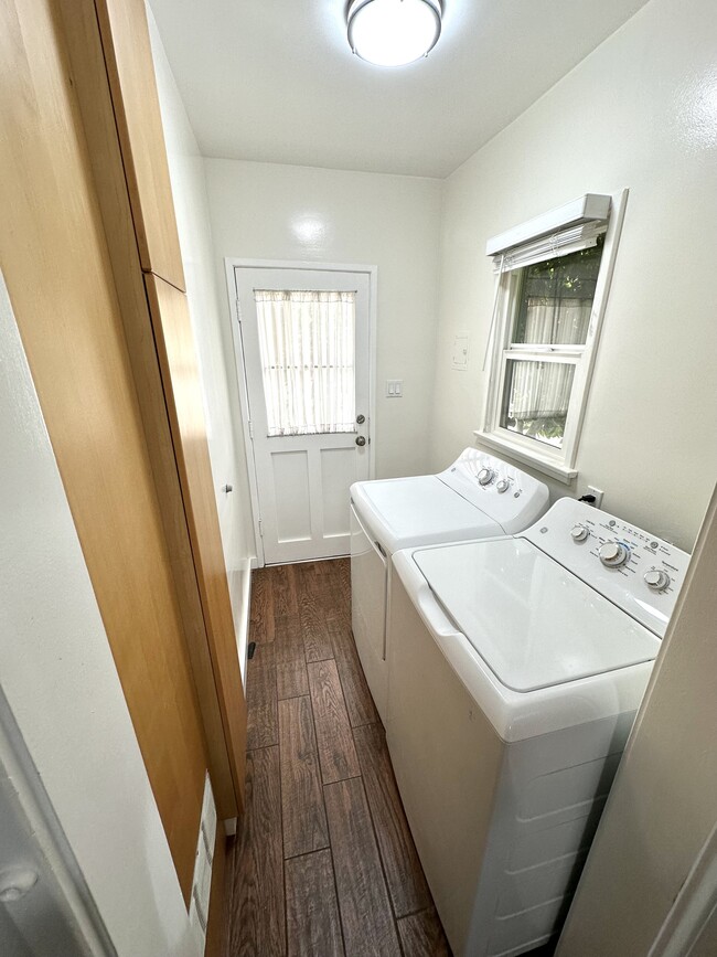 Building Photo - 2411 Oak St