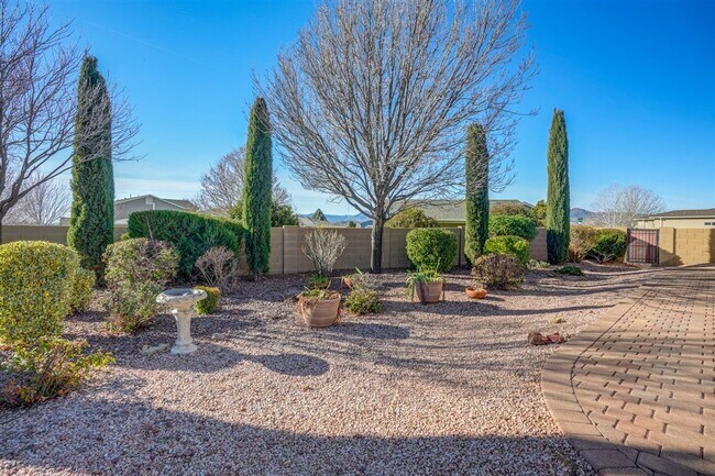 Building Photo - Beautiful 2 bed + den, 2 bath Home Located in Quailwood!