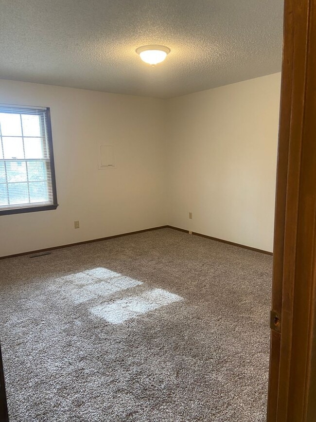 Building Photo - Like new, ranch home near Bass Pro, fully ...