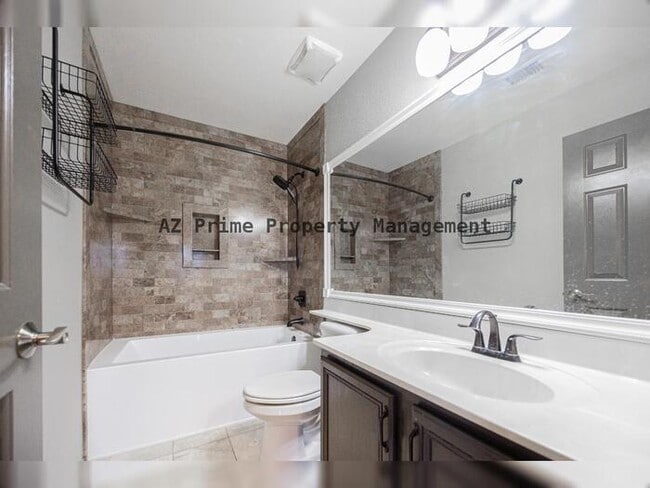 Building Photo - 868 W Tremaine Ave