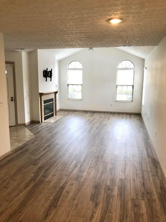 Building Photo - 6835 Villabrook Dr