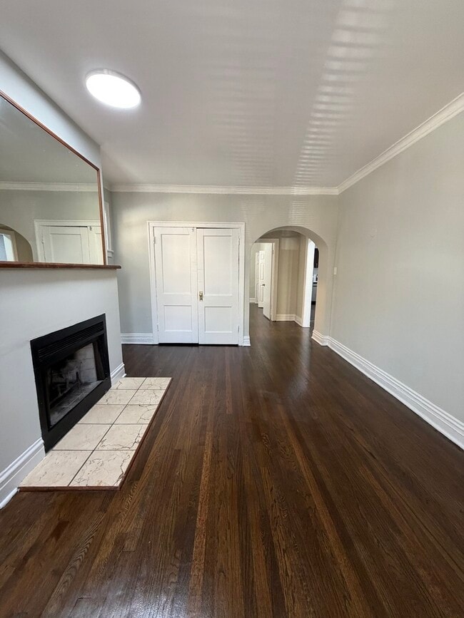 Building Photo - 635 W Roscoe St