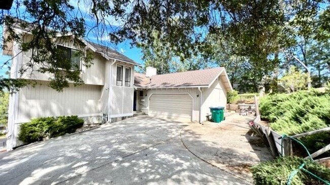 Building Photo - Lake Wildwood 3 Bedroom!