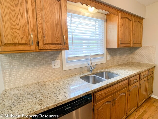 Building Photo - Spacious home with so many updates!  3 bedroom 2.5 baths in Blue Springs