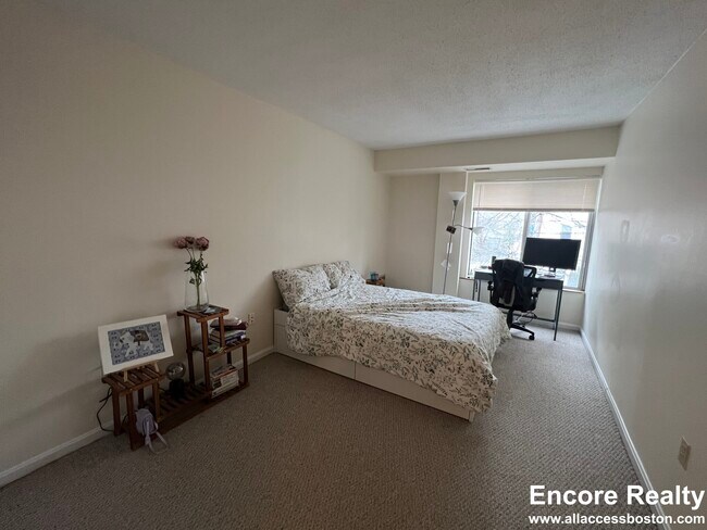 Building Photo - 345 Franklin St