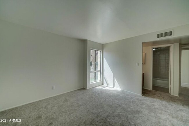 Building Photo - MOVE IN SPECIAL 2/2 Ground Floor Condo in ...