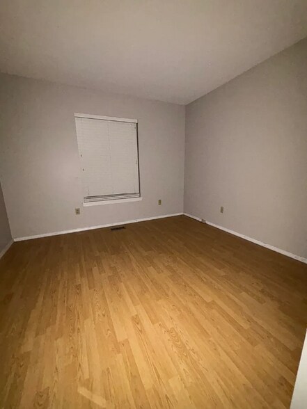 Building Photo - 914 Shandra Dr
