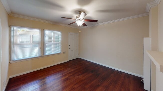 Building Photo - Adams Apartments...Newly Remodeled 1 Bedroom Apartment...Great Location!