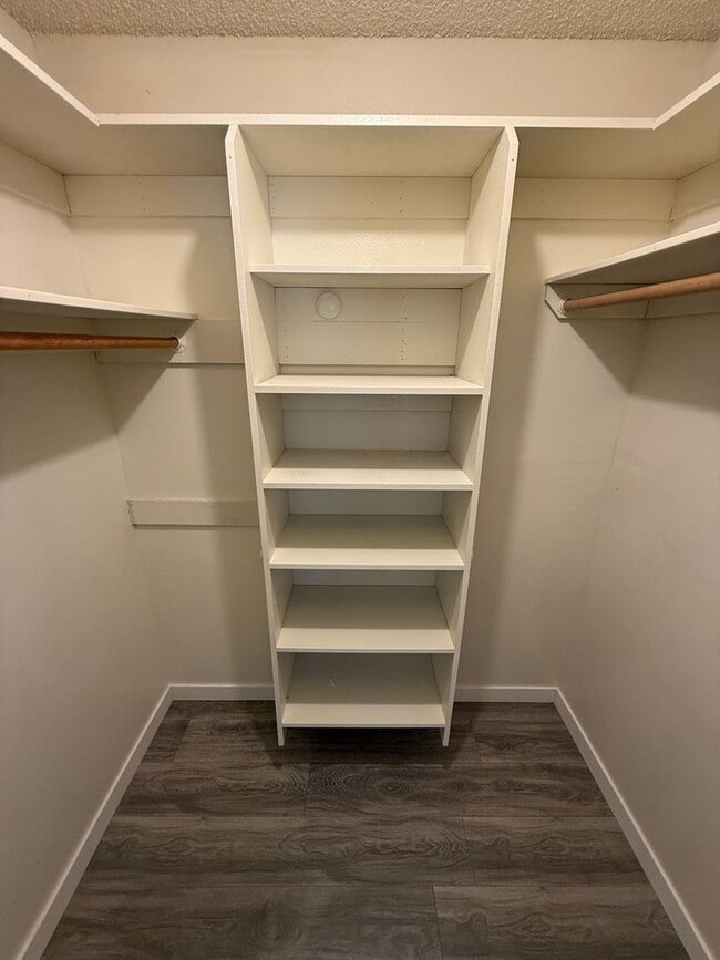 Building Photo - Spacious 4-Bedroom Home in Northeast Bakersfield