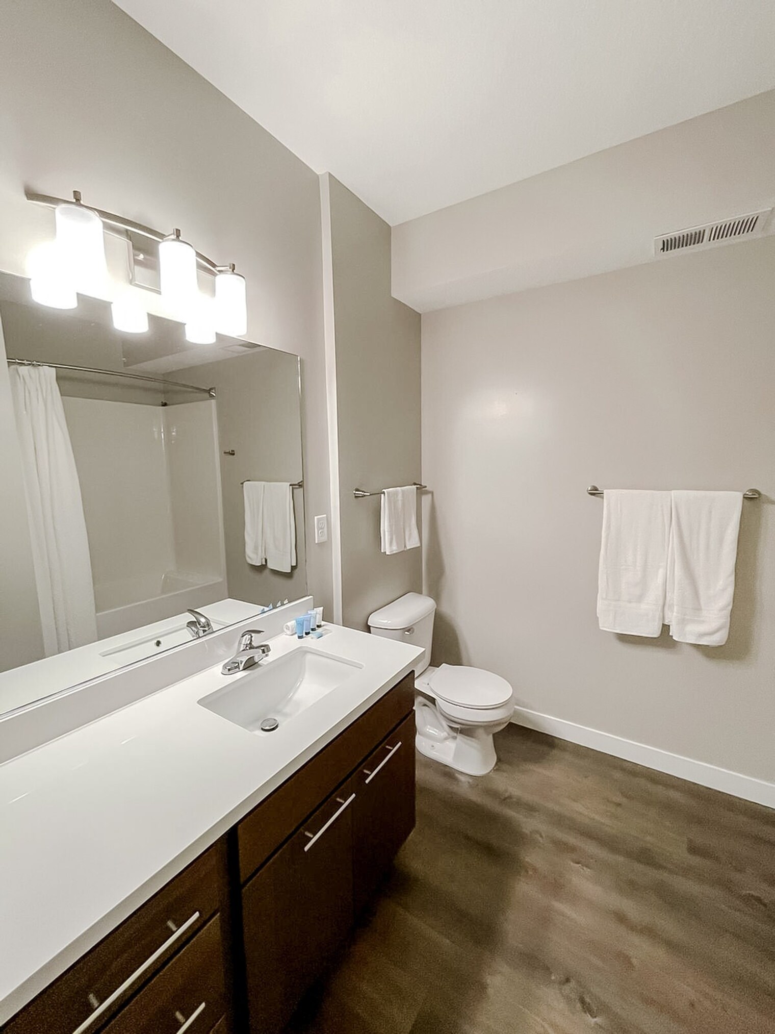 Building Photo - 1400 E Walnut St