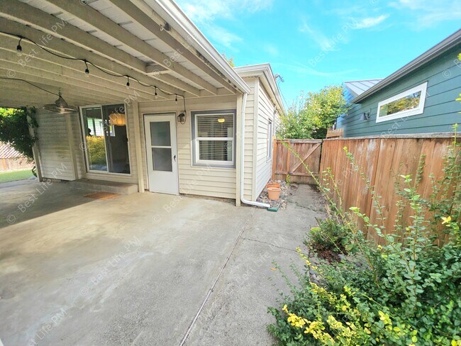 Building Photo - 7037 N Monteith Ave