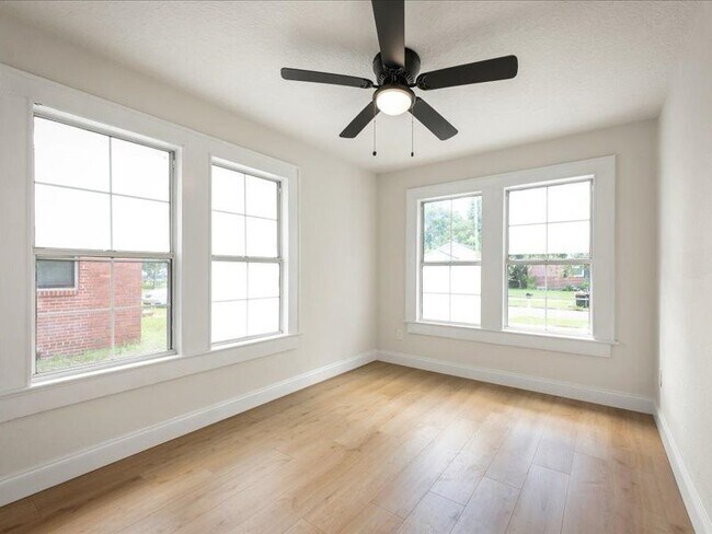 Building Photo - 45 W 55th St