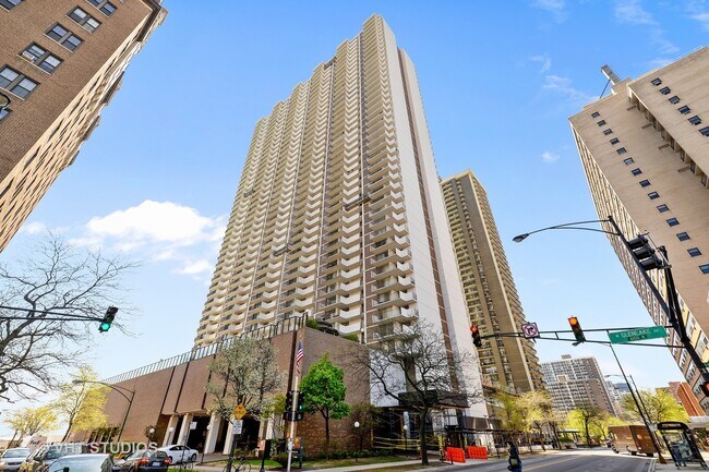Primary Photo - 6033 N Sheridan Rd