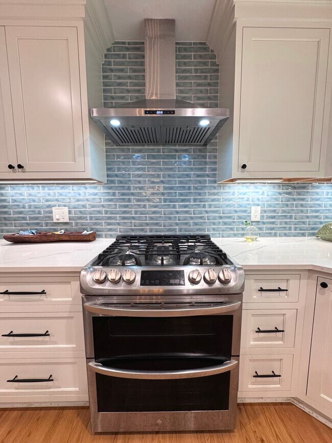 Building Photo - Lakefront Great Neck Home! 4/2.5 brick ranch in lovely Southern Point
