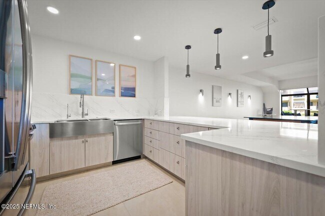 Building Photo - 739 Spinnakers Reach Dr