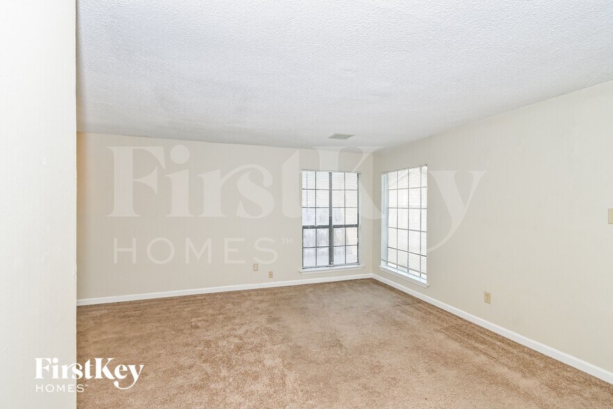 Building Photo - 2101 Hornsby Cove