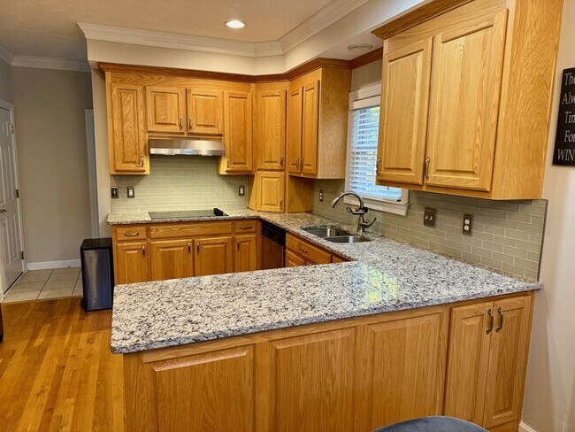 Building Photo - Port Warwick Luxury attached Home