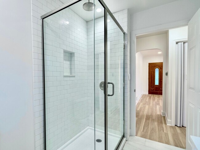 Building Photo - Newly Renovated 3 bed 2 bath With Huge Bac...