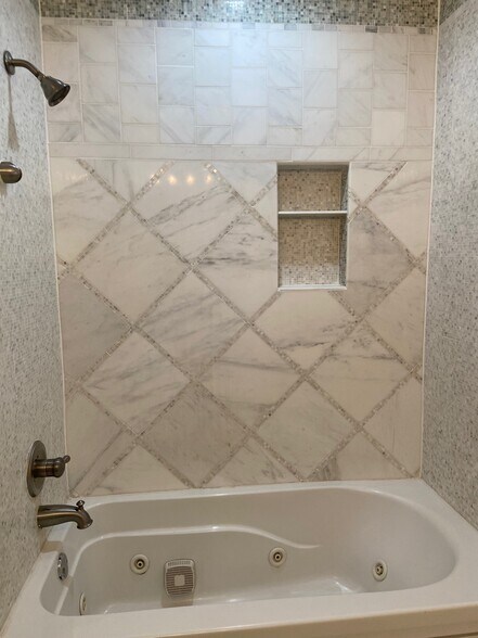 Building Photo - 907 Irving Rd