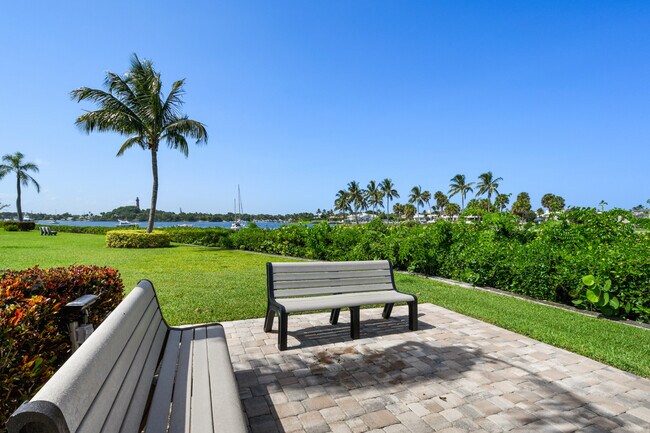 Building Photo - 755 Saturn St