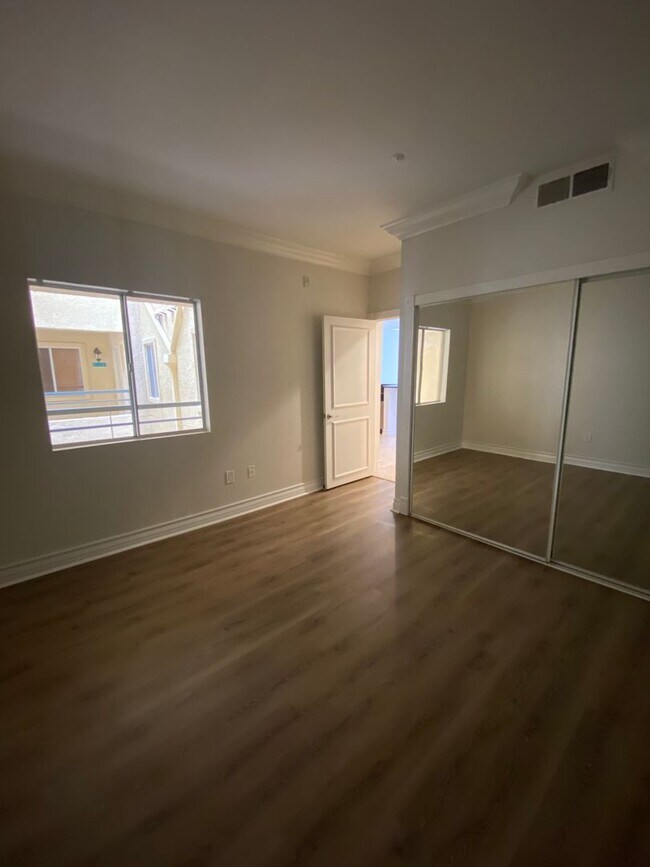 Building Photo - Remodeled 2 Bedroom Condo Just Off the Strip!