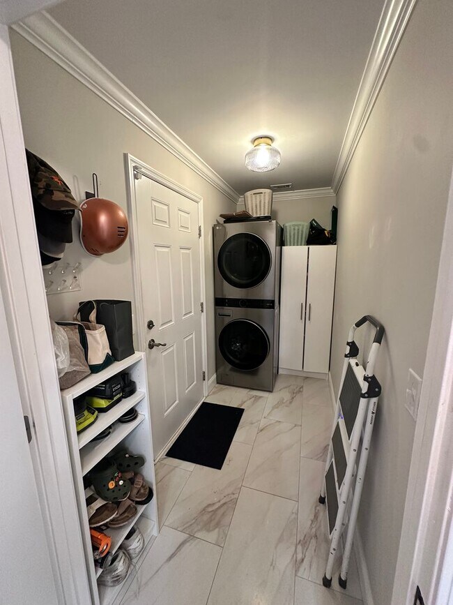 Building Photo - Classic Savannah Cottage with Modernized Interior, Fully Fenced Backyard