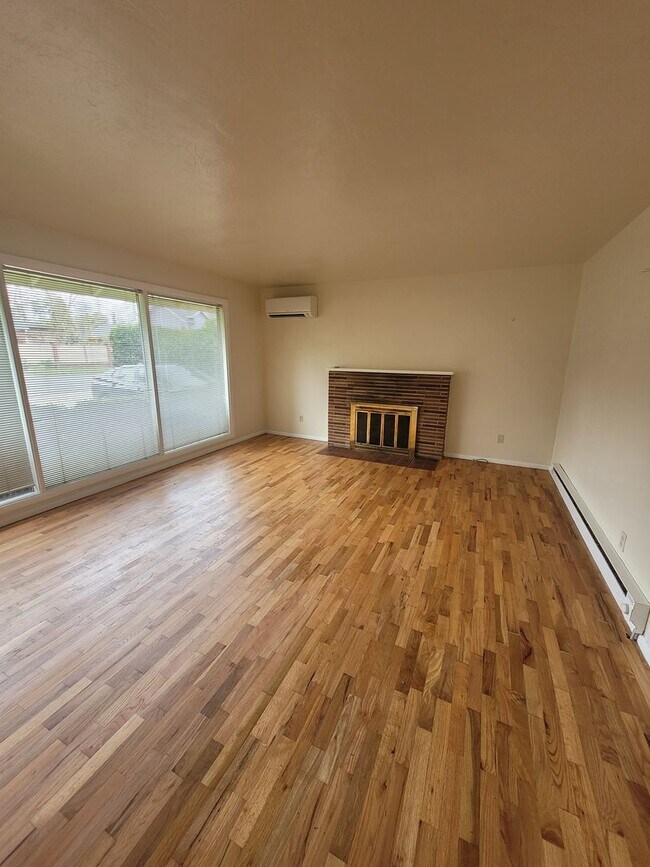 Building Photo - Charming 3BD/1BA located within walking distance to Friendly/College Hill neighborhood Market of ...