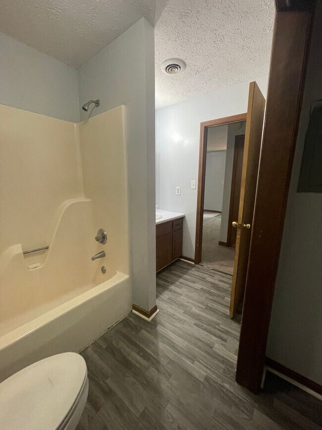 Building Photo - 2 BR 1 BA Eastside Duplex! Available for m...