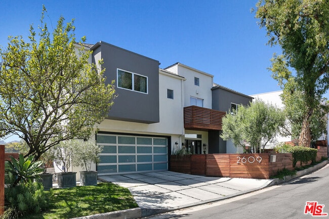 Building Photo - 2609 Creston Dr