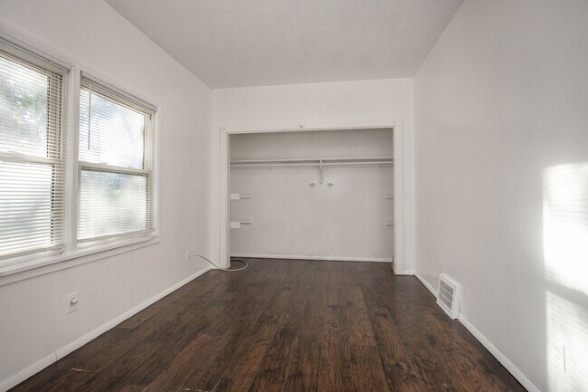 Building Photo - 1025 W 23rd St