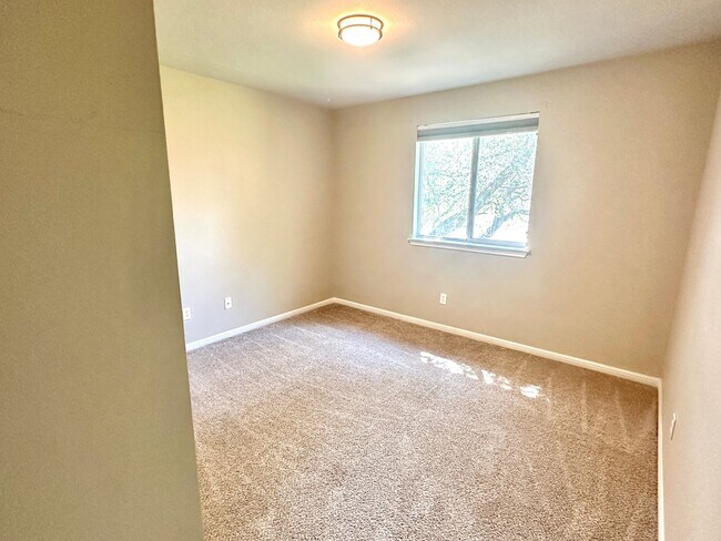 Building Photo - Stunning 4-Bedroom Home in the Desirable S...