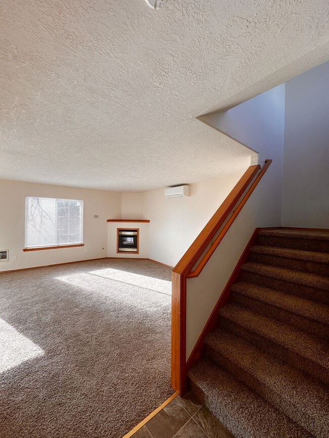 Building Photo - Spacious 2-Bedroom Duplex in Desirable Neighborhood