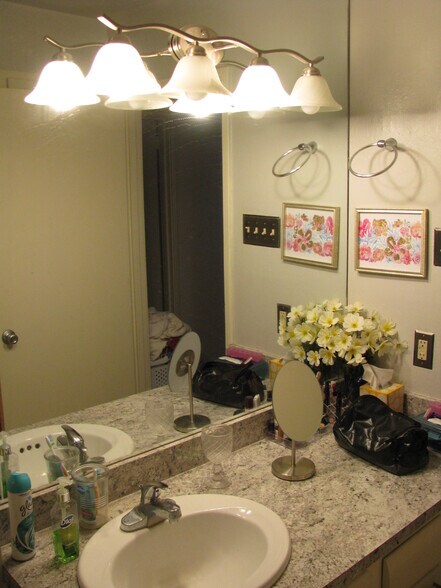 full ceramic bath - 2800 July St